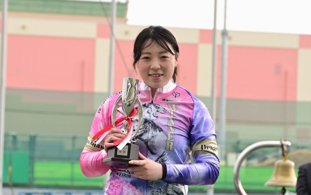 児玉碧衣の優勝サイン入りポロシャツ ロマンチック
